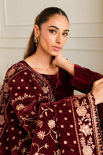 Load image into Gallery viewer, Buy Baroque Pakistani Designer Embroidered Velvet Shawl with discount code and sale price. Shop Pakistani Clothes Online UK- BAROQUE Chiffon for Wedding, Luxury Lawn 2024 Embroidered Chiffon, Velvet Suits, Winter dresses &amp; Bridal Wear &amp; Ready Made Suits for Pakistani Party Wear UK and USA at LebaasOnline.